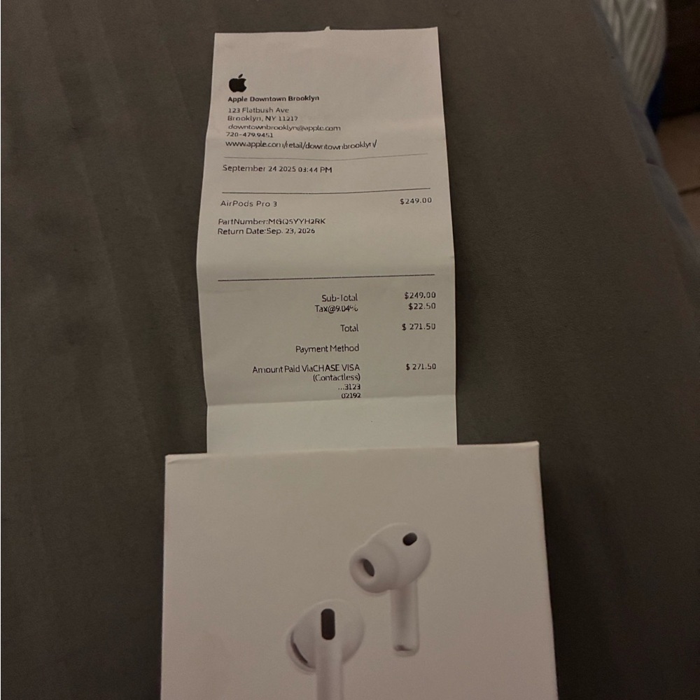 Apple AirPods Pro 3 - Sleek White Design
